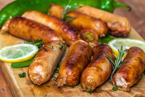 Gratis Sosis Dimasak Dalam Tampilan Close Up Foto Stok
